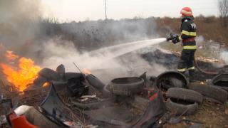 Noul epicentru al arderilor ilegale de deşeuri. Autorităţile ignoră situaţia şi răspund ironic când sunt sesizate: "Cântăriţi dumneavoastră tonele de gunoi"