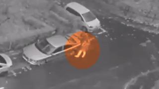 Mai mulţi bucureşteni din sectorul 2 s-au trezit cu maşinile vandalizate peste noapte: "A venit la maşina mea, un picior. A venit şi la vecina"