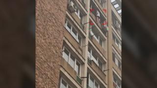 Incendiu într-un bloc din Craiova: 80 de persoane, evacuate. Un locatar a vrut să iasă pe geam, dar a rămas blocat între etajele 10 şi 9