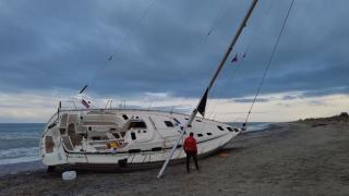 Migranţii ajung în Italia în bărci cu pânze. "Navele fantomă" se strecoară în Europa, apoi sunt părăsite pe plajă