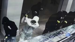 "Epidemie" de furturi în Statele Unite. Americanii, terorizaţi de hoţi se simt ca în Vestul Sălbatic: zeci de magazine, prădate doar în ultimele zile