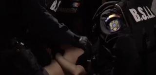 Un suspect de trafic de persoane strigă „Băi, chem poliția!”, în timp ce este imobilizat de mascați