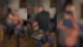 Un profesor dansează lasciv cu o fată de 16 ani. Dascălul a fost filmat în timp ce făcea striptease în faţa elevilor
