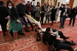 Protest cu bannere și portavoce în timpul votului pentru Guvernul Ciucă. Manifestanții s-au pus pe jos, pe holurile Parlamentului: "Tot voi?"