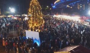 Primul târg de Crăciun din Bucureşti şi-a deschis porţile. Oamenii, aşteptaţi la luminiţe, vin fiert şi patinoar