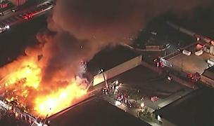 Incendiu uriaş la un complex comercial din Los Angeles. 100 de pompieri s-au luptat cu flăcările