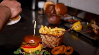 Fără diplomă de bucătar, dar pasionat de gătit, un român a deschis unul dintre cele mai de succes restaurante din UK