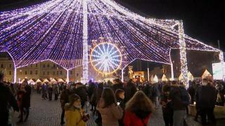 Turiștii străini sunt fermecați de târgurile de Crăciun din Cluj și Sibiu. "E o energie foarte bună şi vinul e foarte bun"