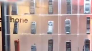 Londra are o nouă atracţie turistică: muzeul telefoanelor mobile. Au fost alese de la modelele hi-tech ale anilor '80, până la cele mai ciudate device-uri
