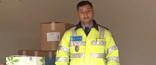 Un poliţist din Mureş e erou pentru comunitatea sa: ajută bătrânii, iar de Sărbători se va transforma în Moş Crăciun şi le va face cadouri copiilor sărmani