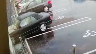 Momentul în care o şoferiţă intră cu maşina în geamul unui supermarket din Hunedoara, încercând să iasă din parcare