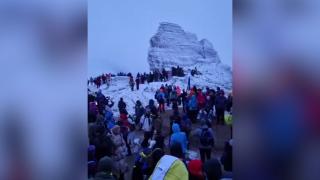 Înghesuială pe Platoul Bucegilor. Mii de turiști au urcat să vadă dacă apare piramida magică. Unii au rămas blocați și au chemat Salvamontul