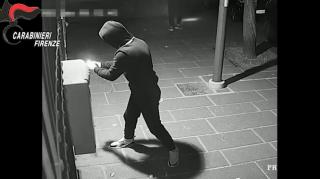 Bancomat aruncat în aer prin sistemul "marmota", folosit pentru a detona uși, în Italia. Trei bărbați au fost arestați