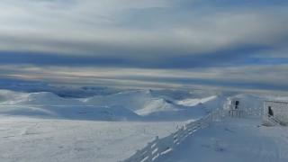 Peisaj de iarnă la munte. Viscolul a congelat crestele masivilor. În Retezat, o mare de nori s-a așternut peste muntele de zăpadă