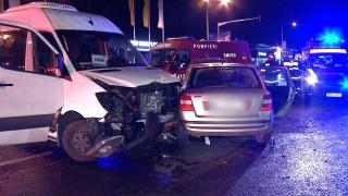 Două fete de 18 şi 15 ani au ajuns la spital, după ce maşina în care se aflau a fost lovită de un microbuz în Capitală