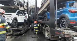 Două TIR-uri care transportau maşini s-au ciocnit pe un drum din Caraş. Impactul, la doar câţiva kilometri de locul unde, ieri, trei persoane au murit într-un accident