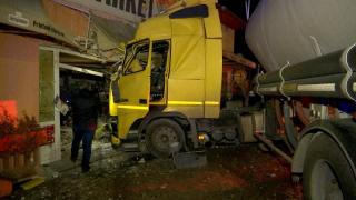 Un șofer beat a făcut prăpăd cu cisterna pe un drum din Gorj: "A evitat un câine şi a intrat cu TIR-ul în magazin"