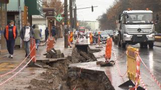 Groapa în care au căzut jandarmii cu mașina, semnalizată după câteva ore, dar prost: "Nu se face așa, clar"