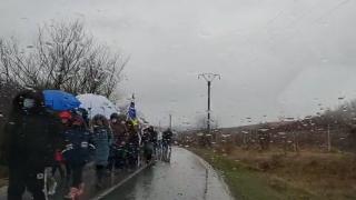 Pelerinii care vor să ajungă la Peștera Sfântului Andrei sunt nevoiți să meargă 4 km pe jos, prin ploaie