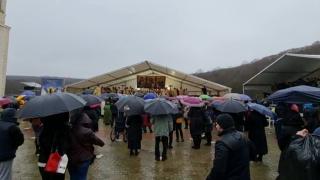 Sfântul Andrei. Mii de pelerini au răzbit prin frig şi ploaie, la racla cu moaşte: "Ne rugăm să ia virusul, să ia bolile, să ia tot"