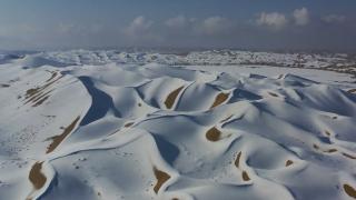 Ninsoare în deşert. Dunele de nisip au fost acoperite de zăpadă, în China