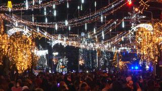 S-a dat startul sărbătorilor la Ploieşti. Peste 12 milioane de beculeţe au fost aprinse în centrul oraşului