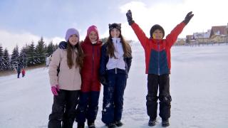 Zăpadă și distracție la munte. La Rânca, copiii s-au întrecut la săniuș, în timp ce adulții s-au încălzit cu vin fiert la baza pârtiei