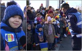 "O îngrijesc, desigur", "Aşa să creşti, cu dragoste de ţară". Dialog emoţionant între un jandarm şi un copil de 5 ani, de Ziua Naţională, la Iaşi