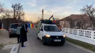 Tunul făcut din cazanul de țuică, senzație la parada de 1 Decembrie, într-o comună din Olt. Unii săteni și-au făcut cruce