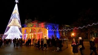 Atmosferă de Crăciun doar în zonele centrale ale oraşelor. Aprinderea luminiţelor a fost totuşi prilej de sărbătoare pentru români