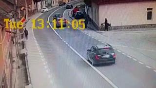 Copil de 8 ani, spulberat pe o şosea din Bistrița-Năsăud. Impactul a fost surprins de o cameră de supraveghere