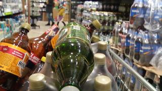 Românii sunt prieteni buni cu paharul. Alcoolul aproape că nu lipsește din coșul de cumpărături. ”Berea se bea mai repede decât vinul”