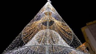 O ţară luminată, în aşteptarea Crăciunului. La Târgu Jiu, a fost aprins cel mai scump brad din țară