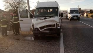 Un microbuz în care se aflau copii dintr-un centru de plasament, implicat într-un accident grav în Bacău. Vinovat ar fi chiar şoferul microbuzului