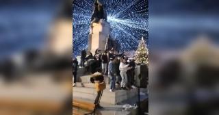 Dans pe manele, cu boxele la maximum, pe statuia lui Alexandru Ioan Cuza din Iași. Tinerii petrecăreți riscă amenzi usturătoare