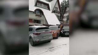 Drum din Predeal, devenit patinoar pentru maşini. Tamponare în lanţ: "Ce face Poliţia, mănâncă sandviciuri în benzinării?"