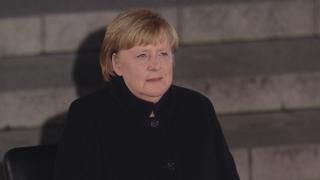 Ceremonie fastuoasă la retragerea din funcţia de cancelar. Angela Merkel a cerut fanfarei să cânte o piesă rock din anii '70, din Germania comunistă