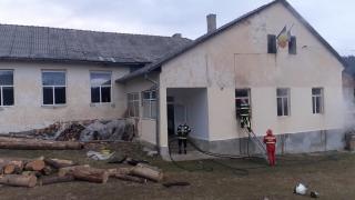 Pericol de incendiu la o şcoală din Gura Humorului: parchetul s-a aprins de la jarul din sobă. Instalaţia fusese verificată cu o zi în urmă