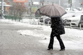 Meteorologii anunţă prima ninsoare din aceasta iarnă în Bucureşti. Temperaturile scad drastic în toată ţara