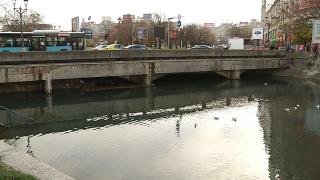 Placa uriaşă de beton care susţine Piaţa Unirii şi acoperă râul Dâmboviţa riscă să se prăbuşească. ”Este dramatic”