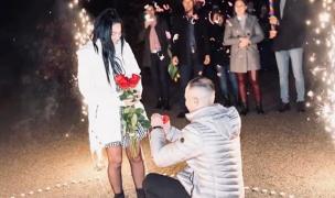 "Vrei să fii soţia mea?" Cerere emoţionantă în căsătorie la Poarta Sărutului, din Târgu Jiu