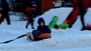 "Îi învăţăm să iubească din nou zăpada". La schi, săniuş, sau pe patine, oamenii s-au distrat cu mic, cu mare, pe pârtie