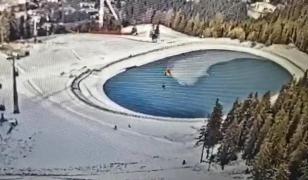 Momentul în care parapantistul agățat în cablurile telecabinei din Poiana Brașov cade 40 de metri în gol