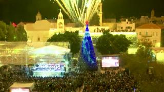 S-au aprins luminile de Crăciun în Betleem. Sute de oameni s-au strâns în faţa Bisericii Naşterii Domnului pentru a admira decoraţiunile