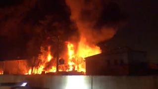 Incendiu puternic pe centura Capitalei: un depozit de materiale reciclabile a ars ca o torţă. Indicele de poluare, monitorizat în timp real