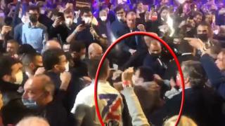 Campanie electorală cu bătaie, în Franţa. Un protestatar a încercat să îl strângă de gât pe unul dintre candidaţi