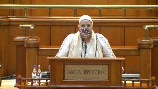 Diana Şoşoacă, în port popular, cu basma pe cap şi botniţă la gură. Culisele circului din Parlament, fix de Ziua Constituţiei