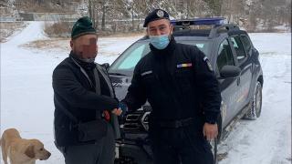 Un chinez a rămas blocat cu un bolid de 70.000 de euro pe un drum de munte în România. După ce l-au salvat, poliţiştii au descoperit că maşina era furată