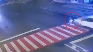 VIDEO. Copil de 8 ani lovit în plin de o mașină pe trecerea de pietoni, după ce a traversat pe roșu, în Roman