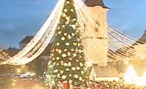 Marile oraşe au îmbrăcat straie de sărbătoare în prag de Moş Nicolae. Localnicii au privit cu bucurie aprinderea luminiţelor